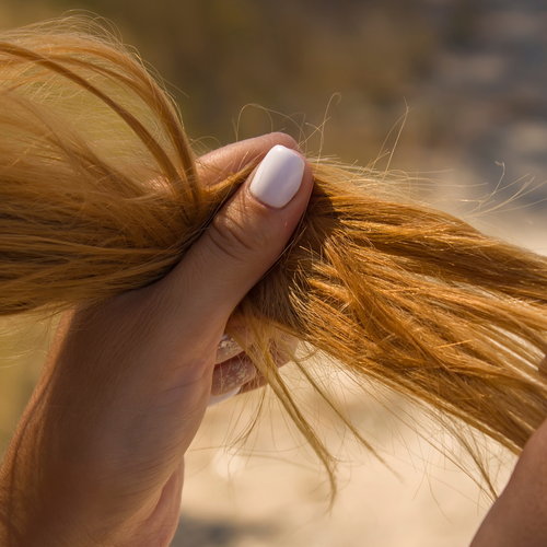 3 znaka da vašoj kosi nedostaje hidratacije: Kako njegovati suhu kosu?